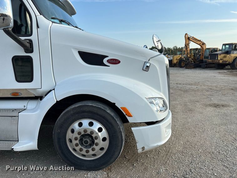 image for item FG0735 2016 Peterbilt 587 semi truck
