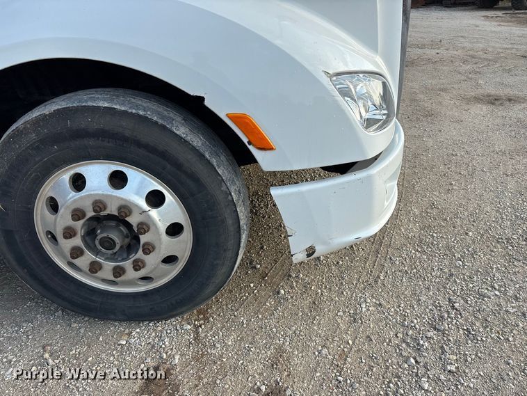 image for item FG0735 2016 Peterbilt 587 semi truck