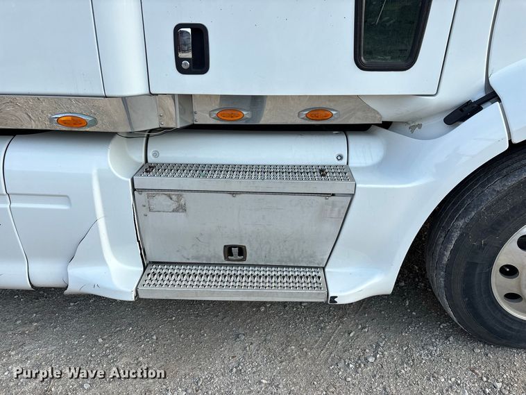 image for item FG0735 2016 Peterbilt 587 semi truck