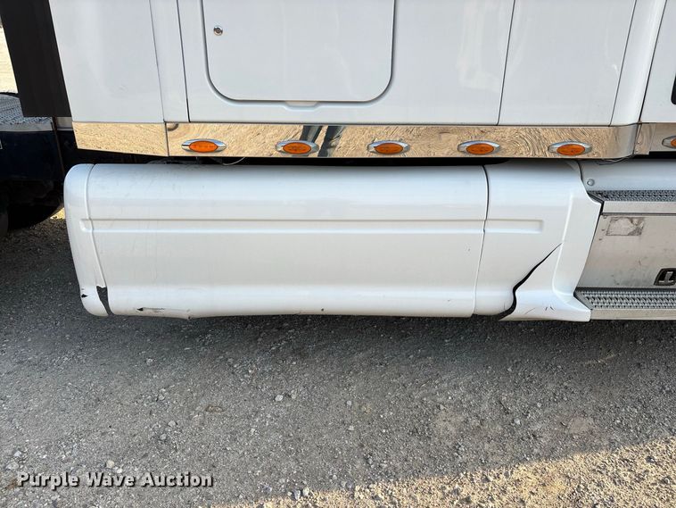 image for item FG0735 2016 Peterbilt 587 semi truck