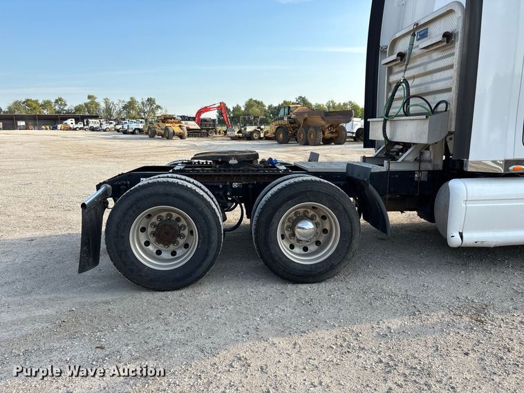 image for item FG0735 2016 Peterbilt 587 semi truck