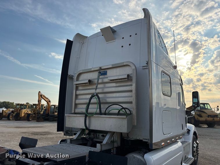 image for item FG0735 2016 Peterbilt 587 semi truck