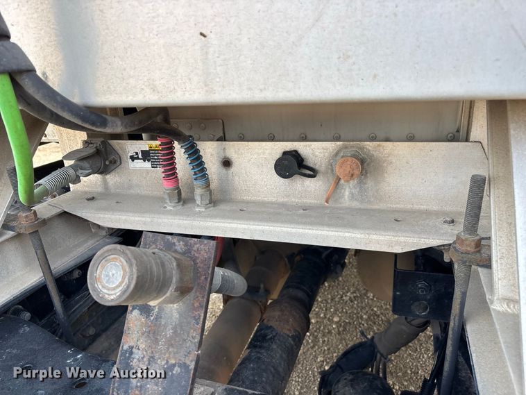 image for item FG0735 2016 Peterbilt 587 semi truck