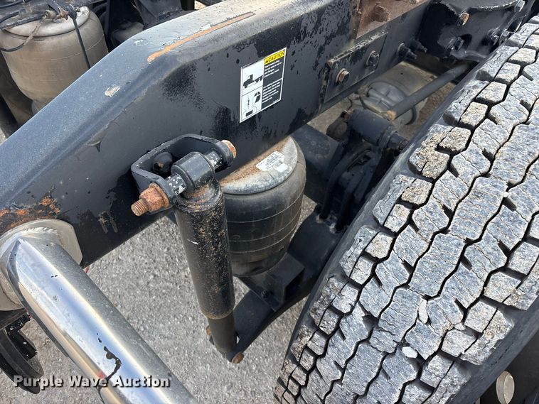 image for item FG0735 2016 Peterbilt 587 semi truck