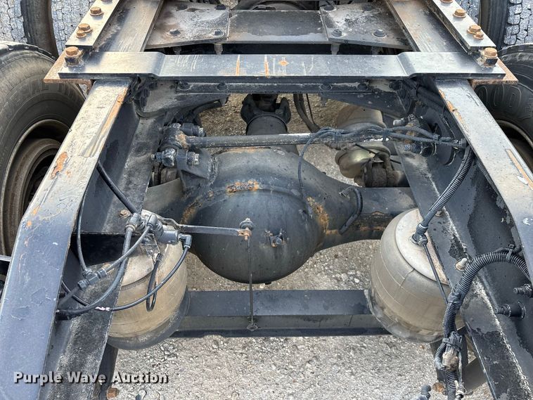 image for item FG0735 2016 Peterbilt 587 semi truck