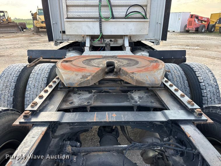 image for item FG0735 2016 Peterbilt 587 semi truck