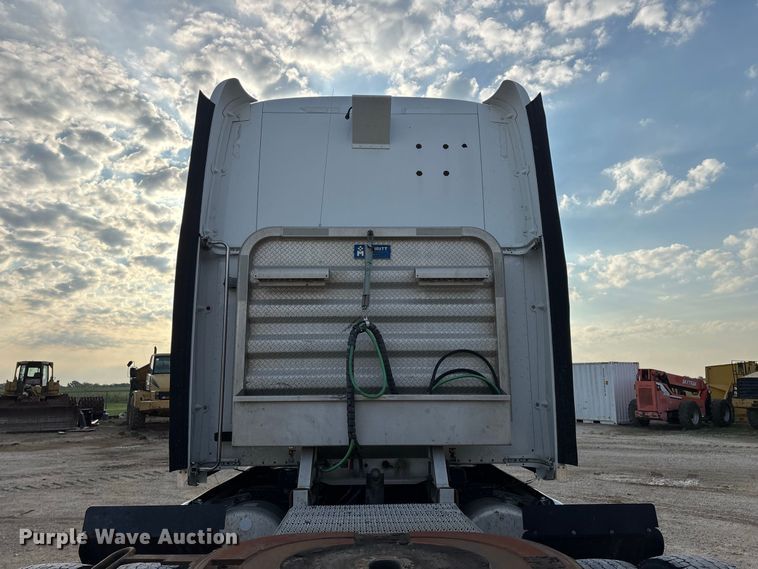 image for item FG0735 2016 Peterbilt 587 semi truck