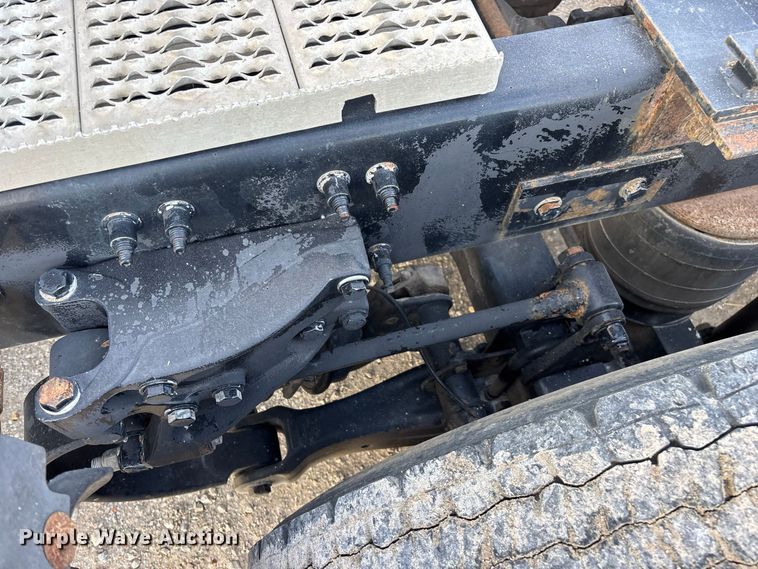 image for item FG0735 2016 Peterbilt 587 semi truck