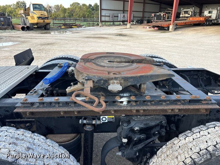 image for item FG0735 2016 Peterbilt 587 semi truck