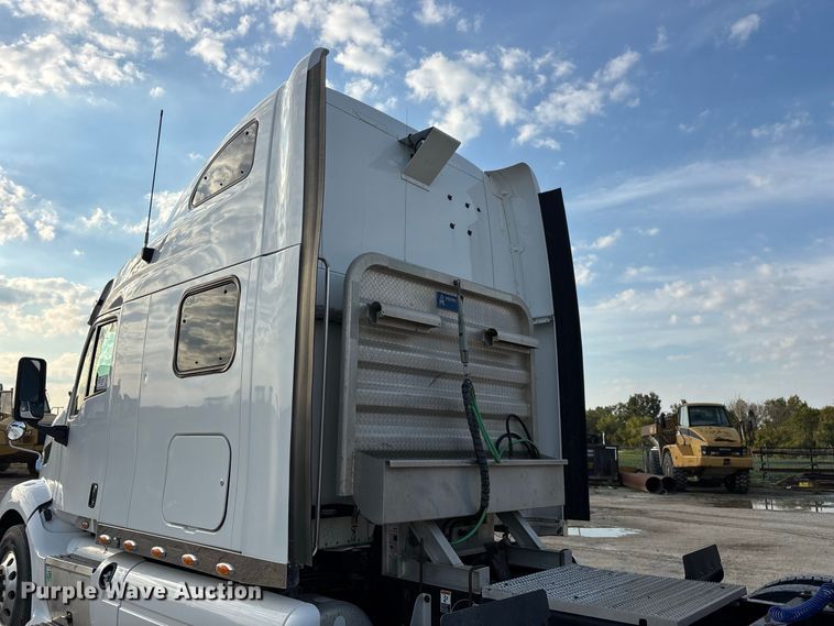 image for item FG0735 2016 Peterbilt 587 semi truck