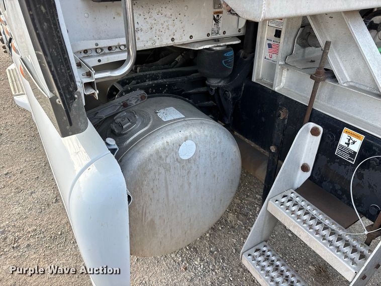 image for item FG0735 2016 Peterbilt 587 semi truck