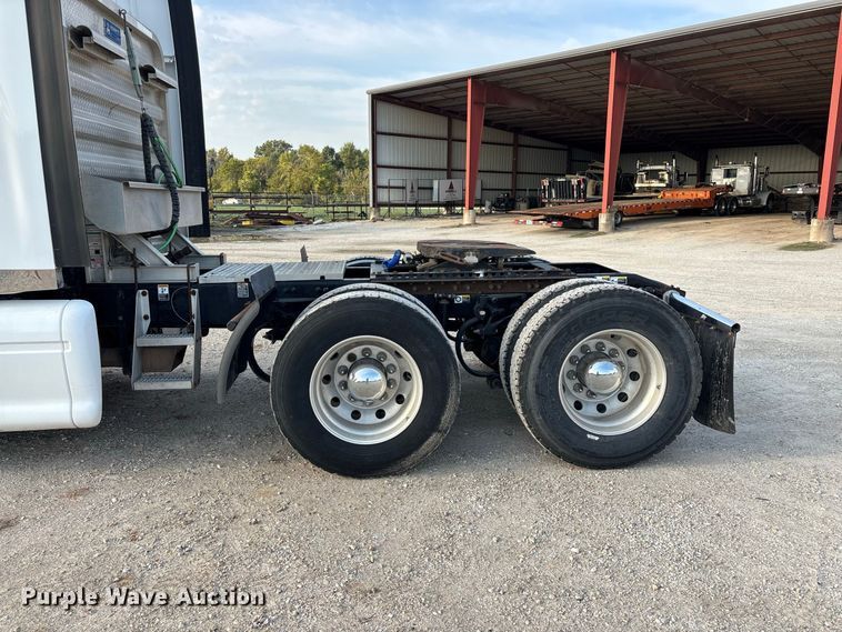 image for item FG0735 2016 Peterbilt 587 semi truck