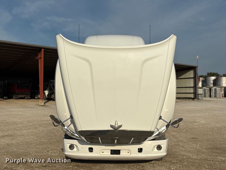 image for item FG0735 2016 Peterbilt 587 semi truck