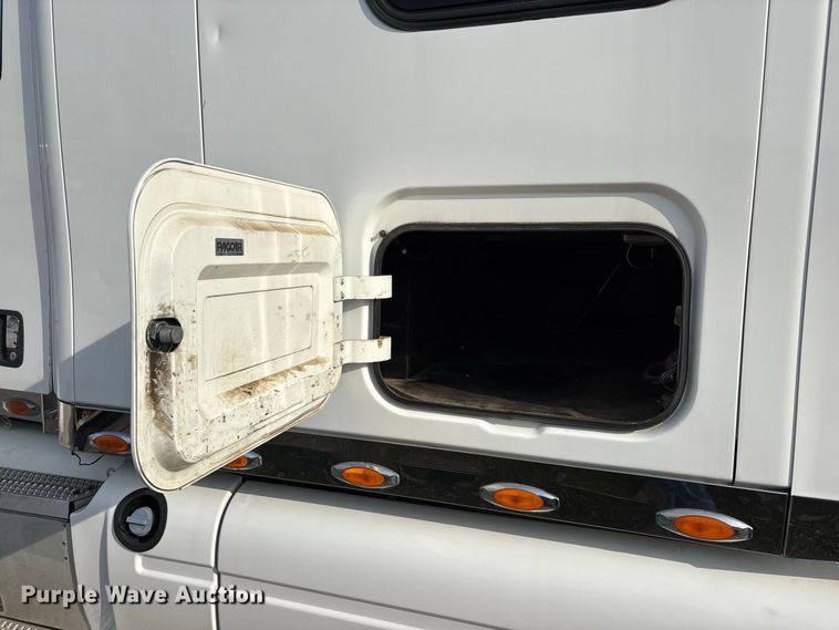 image for item FG0735 2016 Peterbilt 587 semi truck