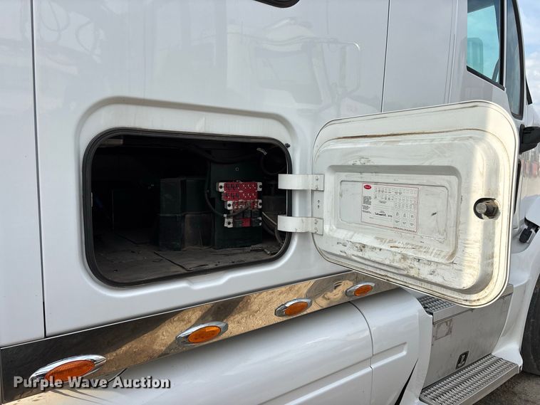 image for item FG0735 2016 Peterbilt 587 semi truck