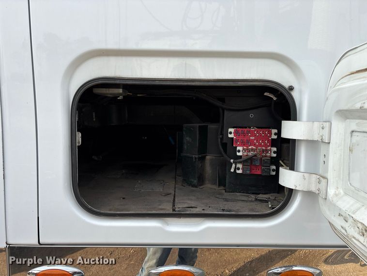 image for item FG0735 2016 Peterbilt 587 semi truck