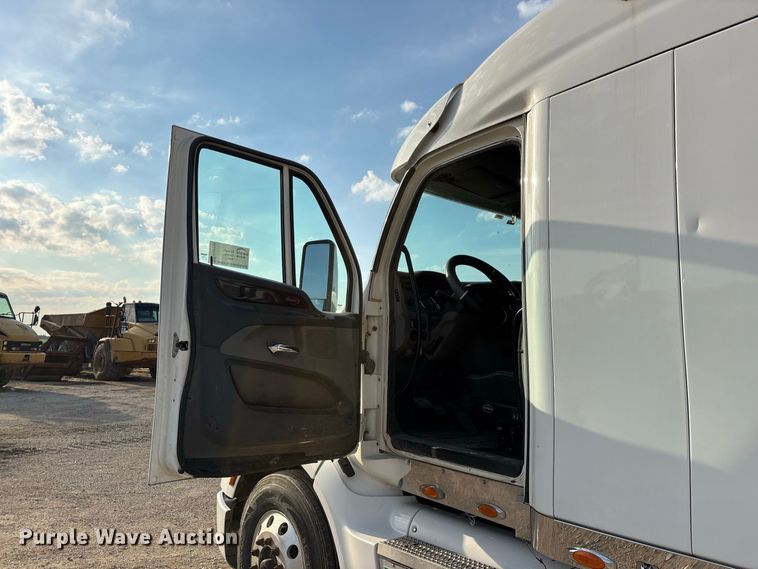 image for item FG0735 2016 Peterbilt 587 semi truck