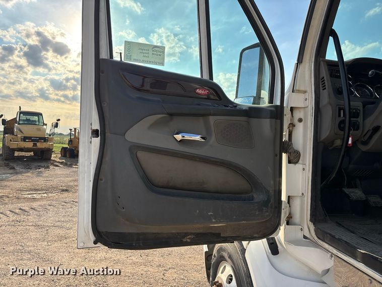 image for item FG0735 2016 Peterbilt 587 semi truck
