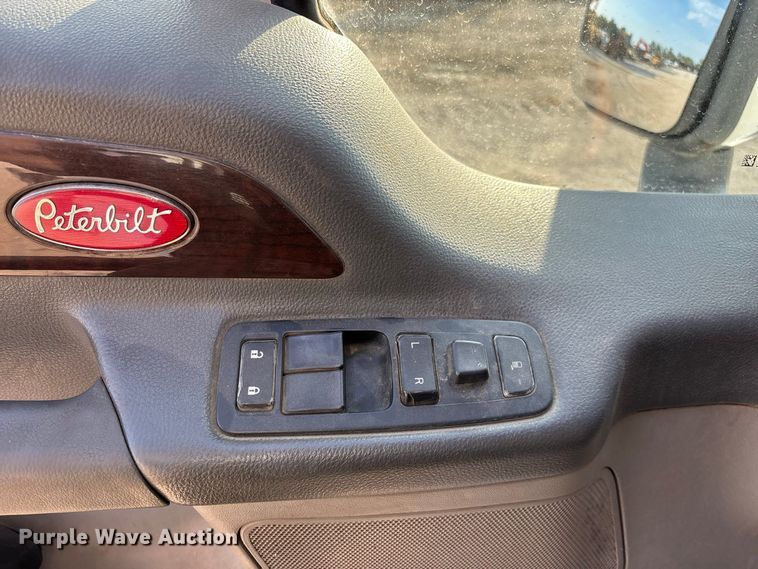 image for item FG0735 2016 Peterbilt 587 semi truck