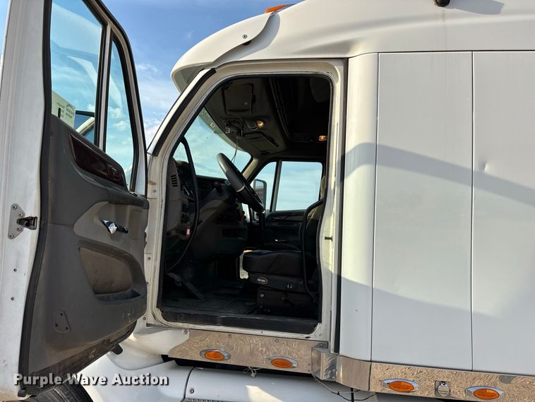image for item FG0735 2016 Peterbilt 587 semi truck