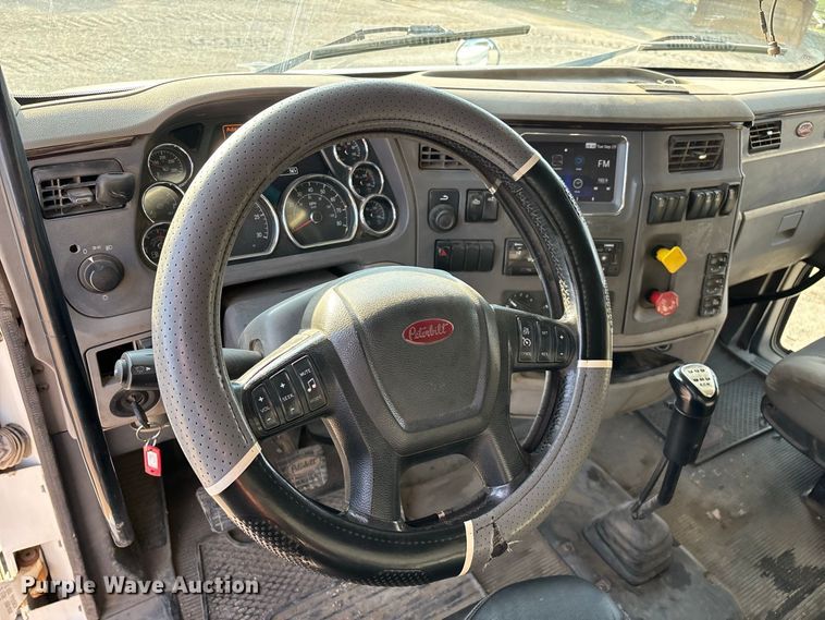 image for item FG0735 2016 Peterbilt 587 semi truck