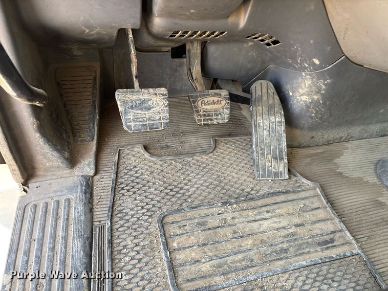 image for item FG0735 2016 Peterbilt 587 semi truck