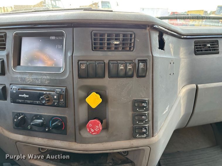 image for item FG0735 2016 Peterbilt 587 semi truck