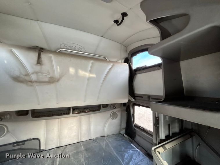 image for item FG0735 2016 Peterbilt 587 semi truck