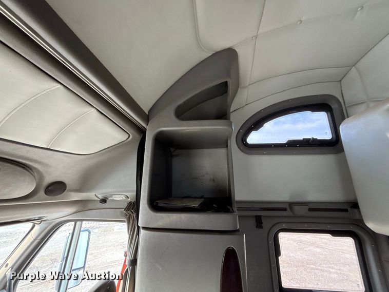 image for item FG0735 2016 Peterbilt 587 semi truck
