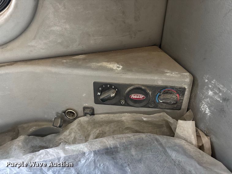 image for item FG0735 2016 Peterbilt 587 semi truck