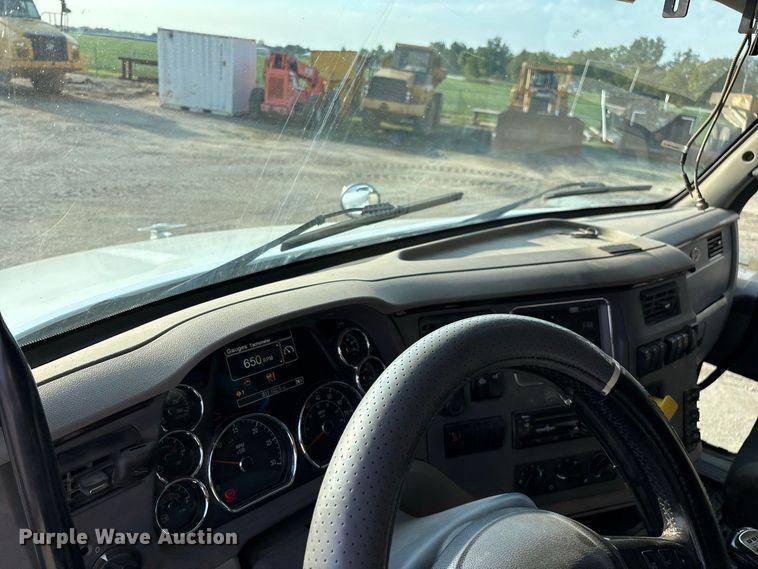 image for item FG0735 2016 Peterbilt 587 semi truck