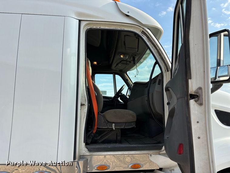 image for item FG0735 2016 Peterbilt 587 semi truck