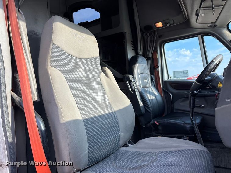 image for item FG0735 2016 Peterbilt 587 semi truck