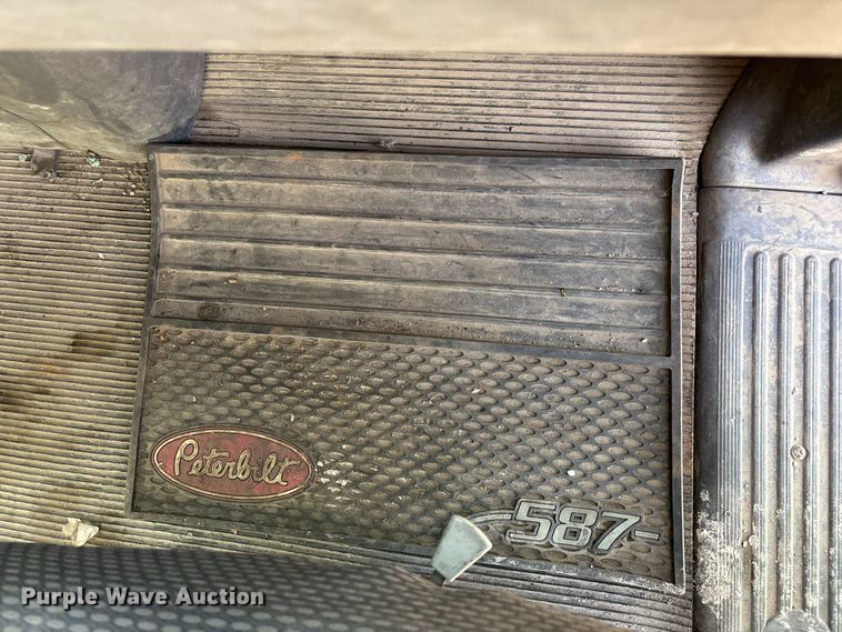 image for item FG0735 2016 Peterbilt 587 semi truck