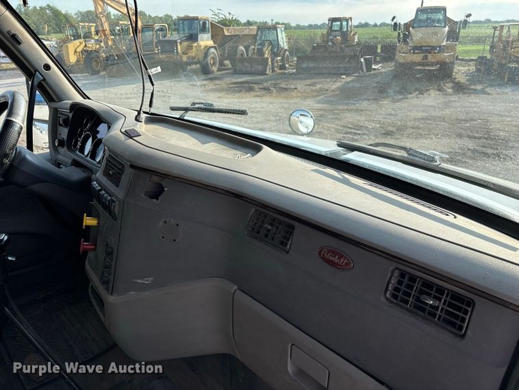image for item FG0735 2016 Peterbilt 587 semi truck
