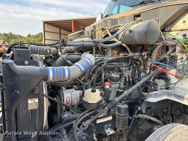 image for item FG0735 2016 Peterbilt 587 semi truck