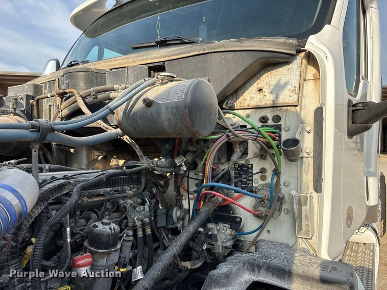 image for item FG0735 2016 Peterbilt 587 semi truck