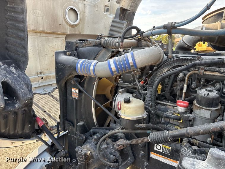 image for item FG0735 2016 Peterbilt 587 semi truck