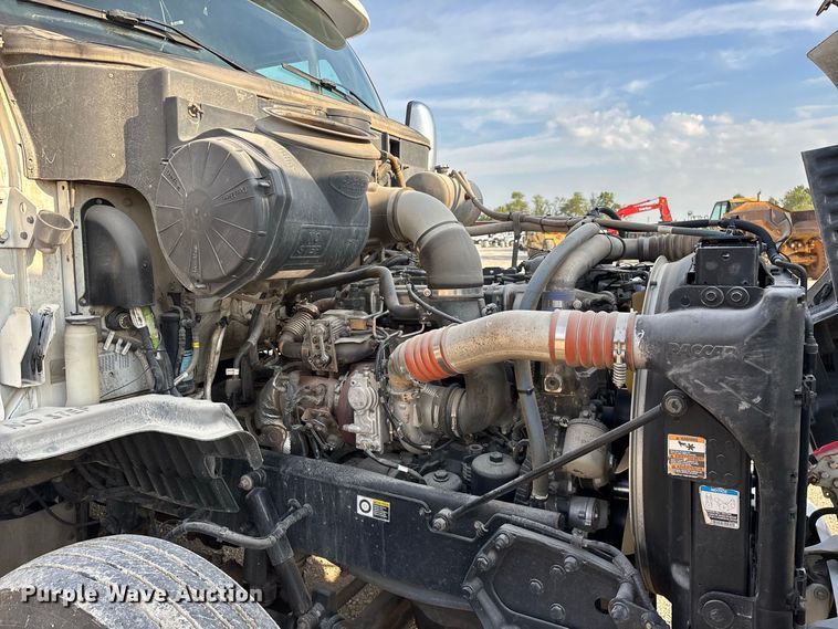 image for item FG0735 2016 Peterbilt 587 semi truck