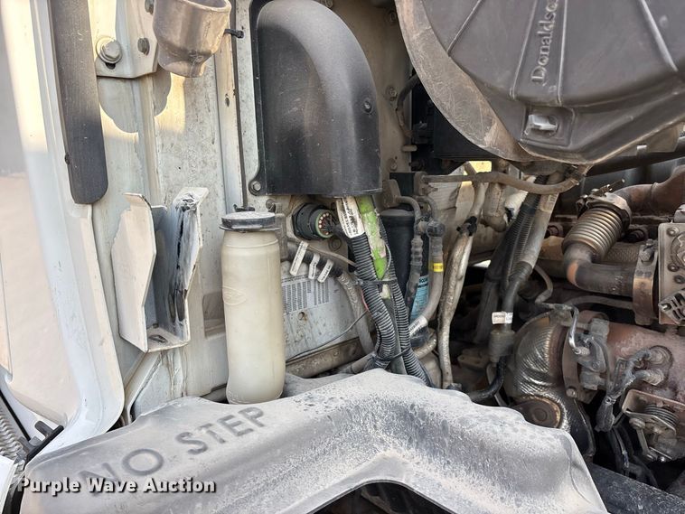 image for item FG0735 2016 Peterbilt 587 semi truck