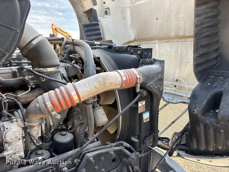 image for item FG0735 2016 Peterbilt 587 semi truck