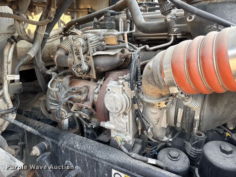 image for item FG0735 2016 Peterbilt 587 semi truck