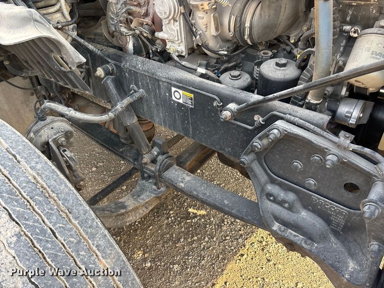 image for item FG0735 2016 Peterbilt 587 semi truck