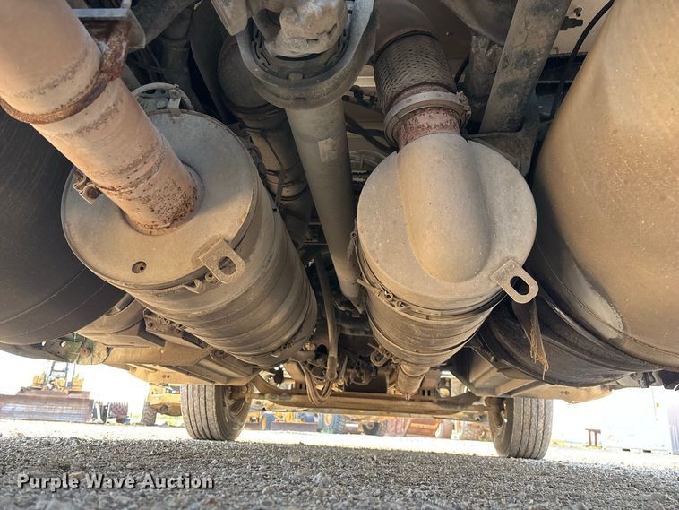 image for item FG0735 2016 Peterbilt 587 semi truck