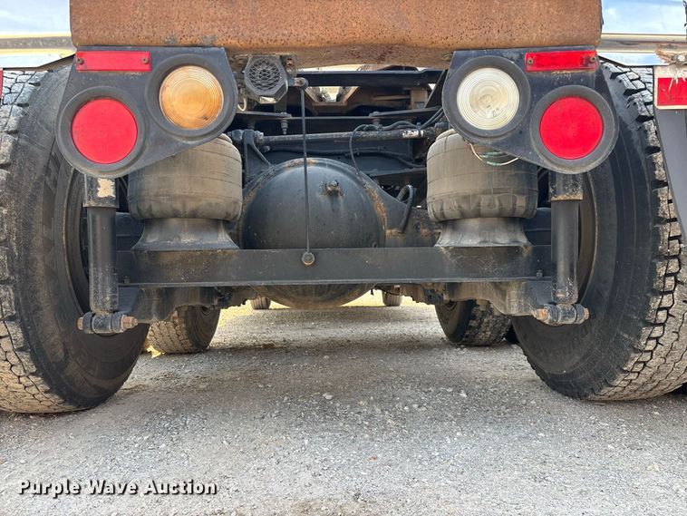 image for item FG0735 2016 Peterbilt 587 semi truck