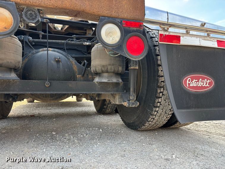 image for item FG0735 2016 Peterbilt 587 semi truck