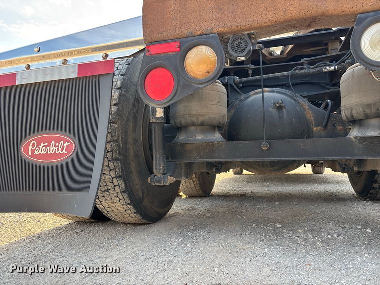image for item FG0735 2016 Peterbilt 587 semi truck