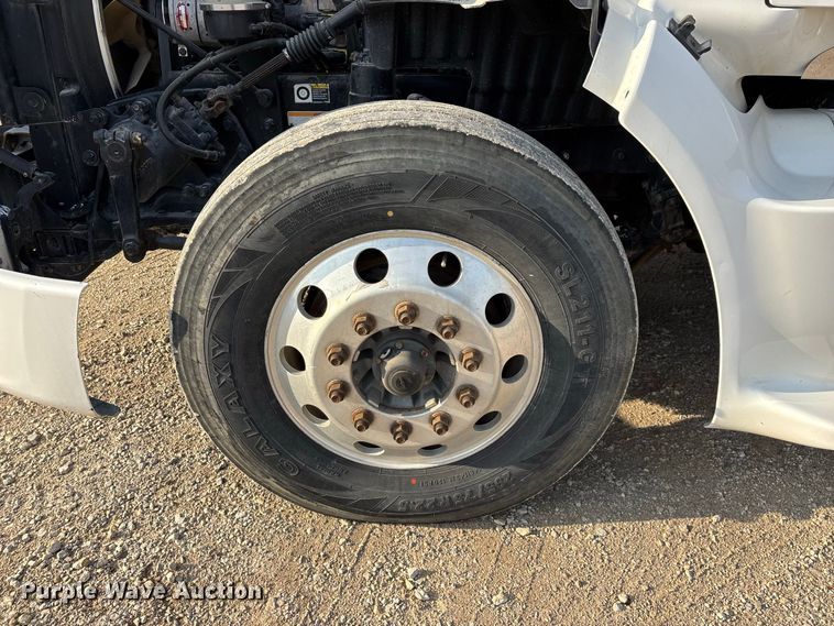 image for item FG0735 2016 Peterbilt 587 semi truck
