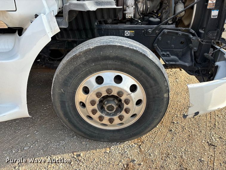 image for item FG0735 2016 Peterbilt 587 semi truck