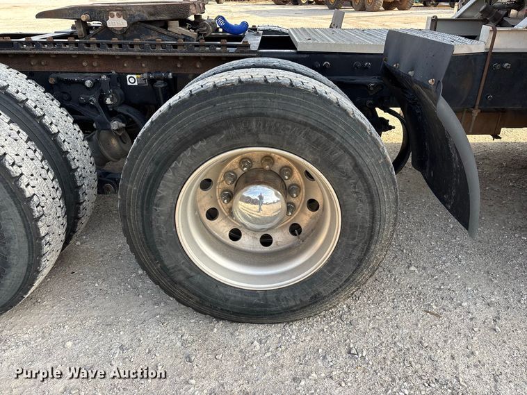 image for item FG0735 2016 Peterbilt 587 semi truck